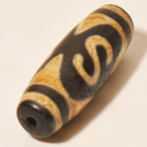 Бусина Дзи Крюк, Клык