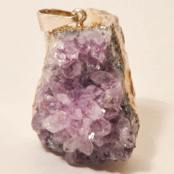 аметист в кулоне