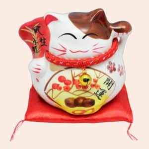 Манеки Неко с веером в правой руке Манеки Неко с веером в правой руке