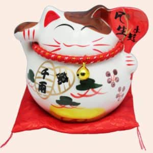 Счастливый Кот Манеки Неко Манеки Неко с веером в левой руке