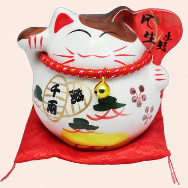 Манеки Неко с веером в левой руке