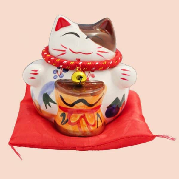 Манеки Неко с колокольчиком