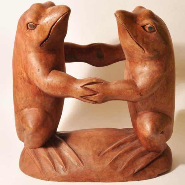 деревянная статуэтка лягушек