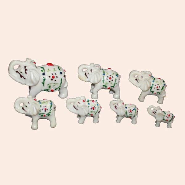 Семь фарфоровых слоников