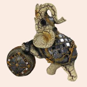 Слон с шаром