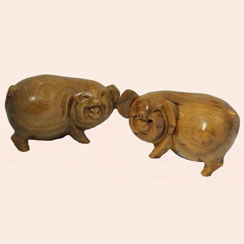 Пара свинок. Фигурка деревянная свинья. Фигурки свинок деревянные. Деревянные фигурки хрюшек. Фигурка поросенка деревянный.