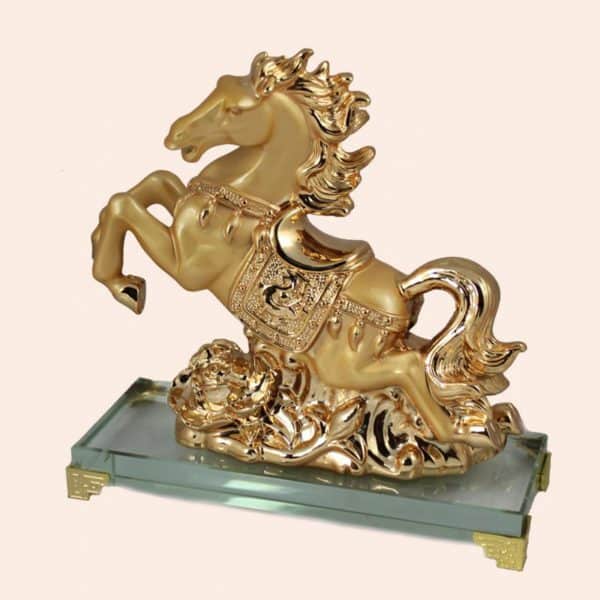 Конь на золотых слитках