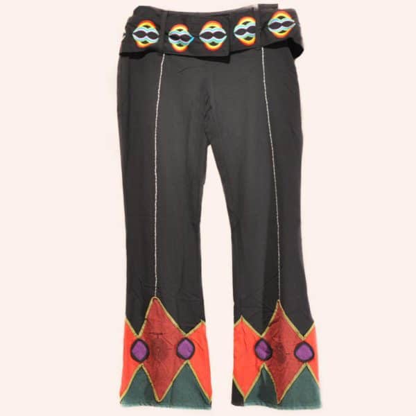 Чёрные брюки клеш с радужным поясом