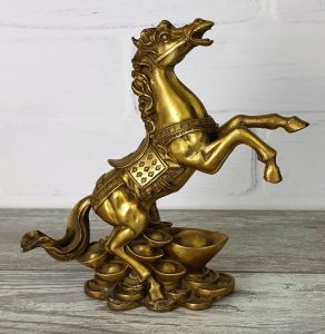 Гарцующий конь из бронзы