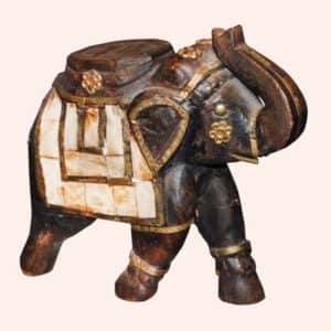 Статуэтки и фигурки из дерева, глины, камня