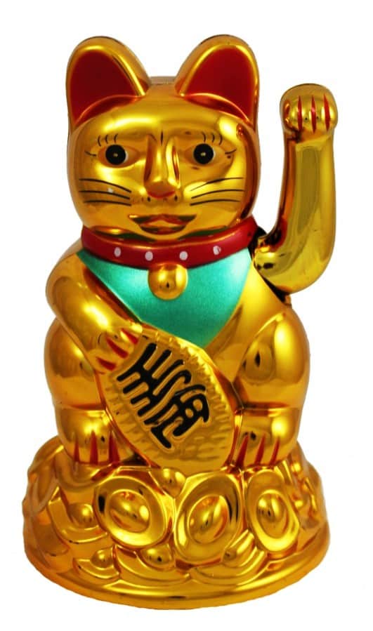 Кошка машет лапой. Манэки нэко китайская. Статуэтка кошки Манэки нэко. Японский кот удачи Манеки неко. Манеки неко золотой.