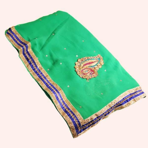 Сари Сапфир на зеленом