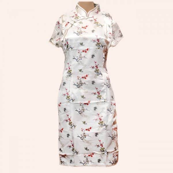 Белое ципао с сакурой