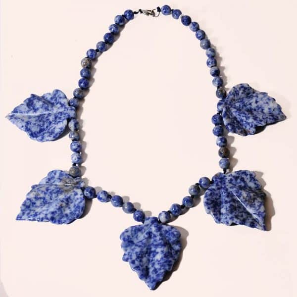 Бусы из лазурита в форме листьев