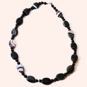 Бусы из черно-белого агата