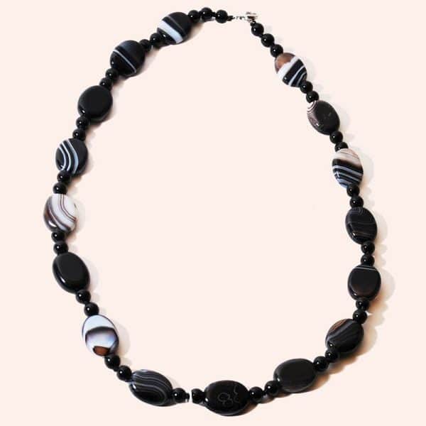 Бусы из черно-белого агата