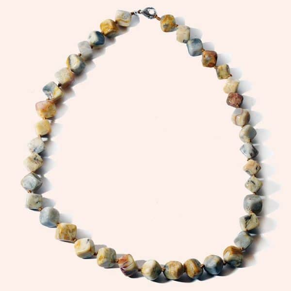 Бусы из разноцветной яшмы