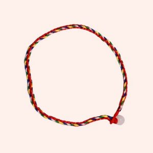 Красная нить с камнем