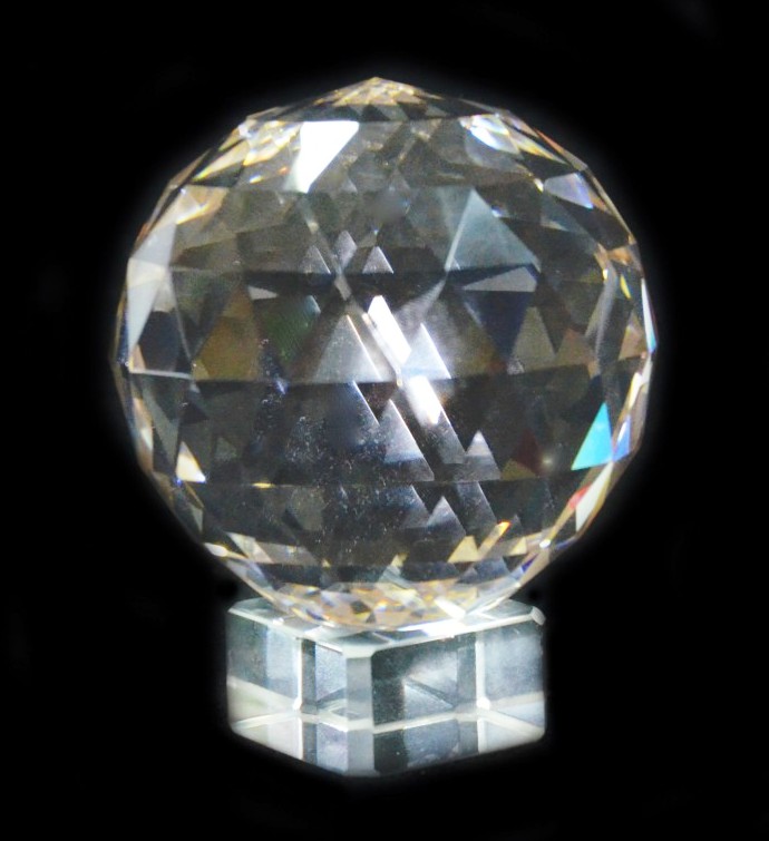 Граненый хрусталь. Ваза конфетница хрусталь ссср. Грани хрусталя. Висячий граненый хрустальный шар призма 40 мм. Хрустальный завод бахметьева.