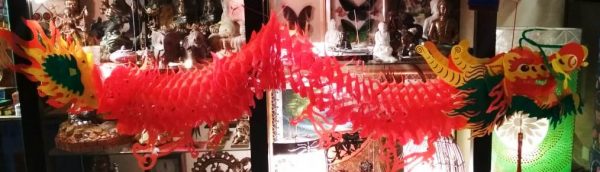 Большой бумажный дракон в интерьере