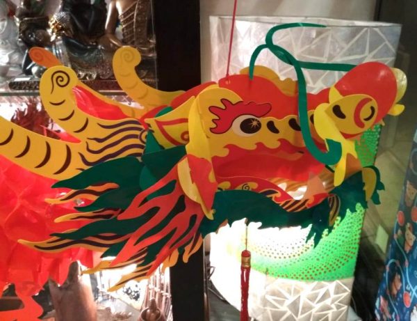Голова бумажного дракона в интерьере
