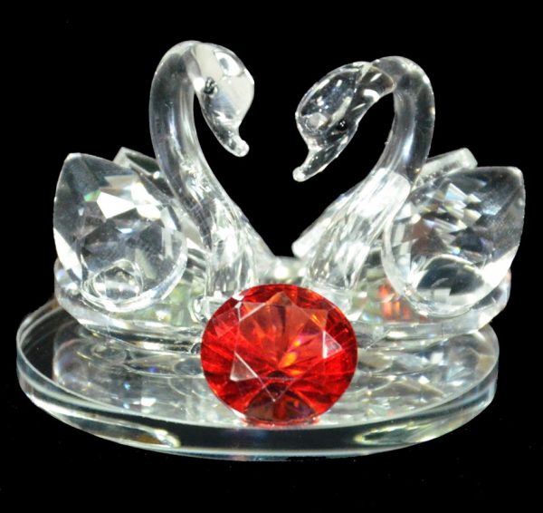 Пара лебедей с красным бриллиантом