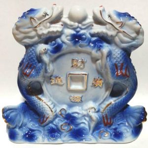 Два дракона с жемчужиной на монете Два дракона с жемчужиной на монете