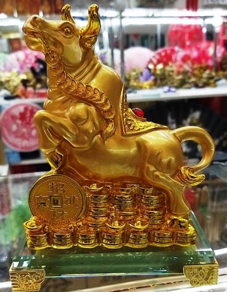 Бык с монетами на подставке