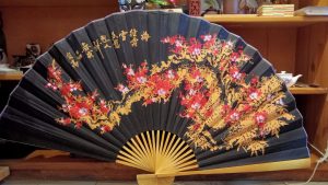 Черный веер с сакурой