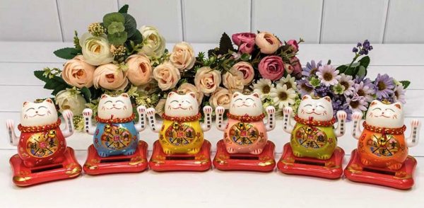 Кот удачи машет двумя лапами 2