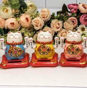 Кот удачи машет двумя лапами Кот удачи машет двумя лапами