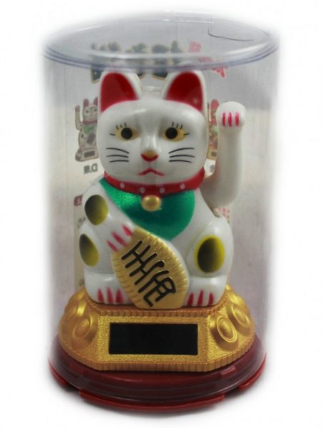 Манеки неко на солнечной батарее