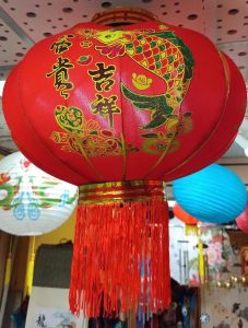 Китайский фонарик карпы с чашей изобилия