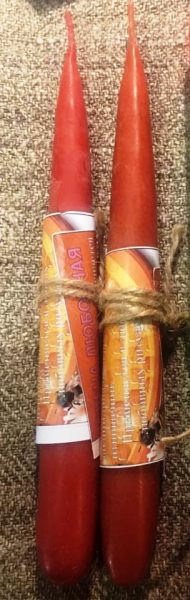 Красная восковая свеча