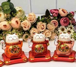 манеки неко с правой лапой