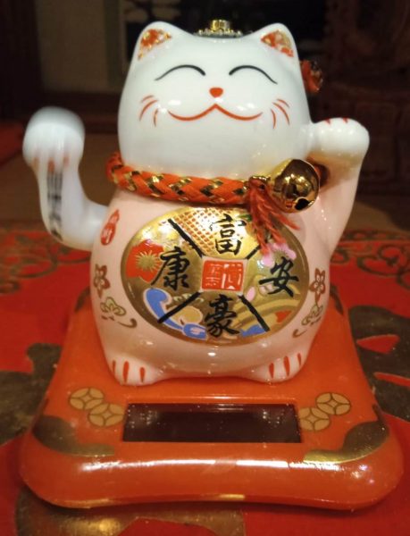 Японский кот с правой лапой