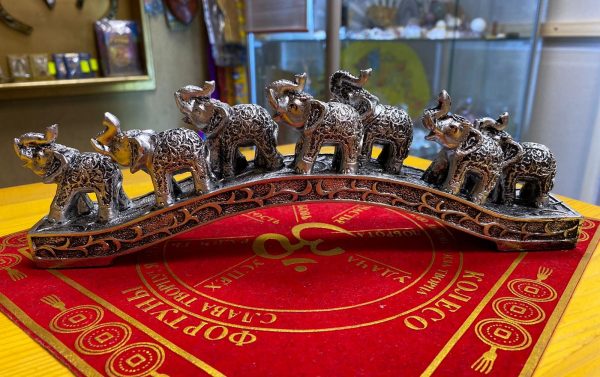 Семь фигурок слонов