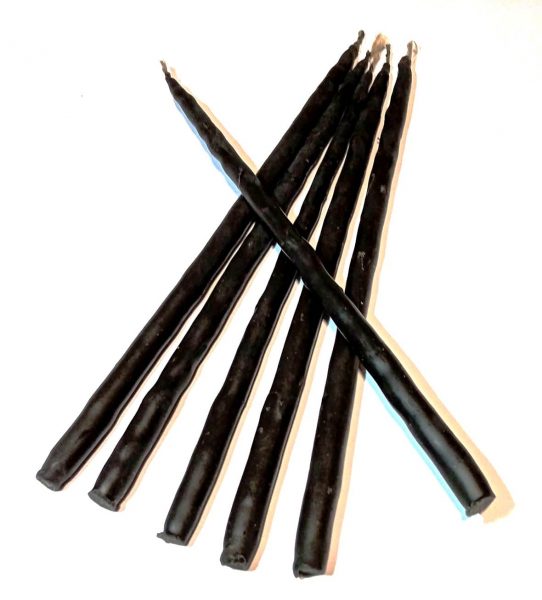 Черная восковая свеча